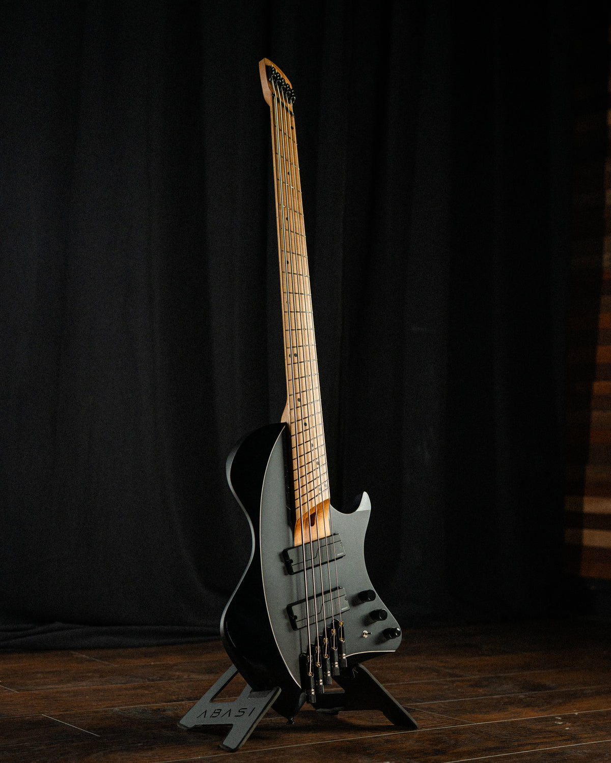 Larada 5 Bass // Master Series // Black