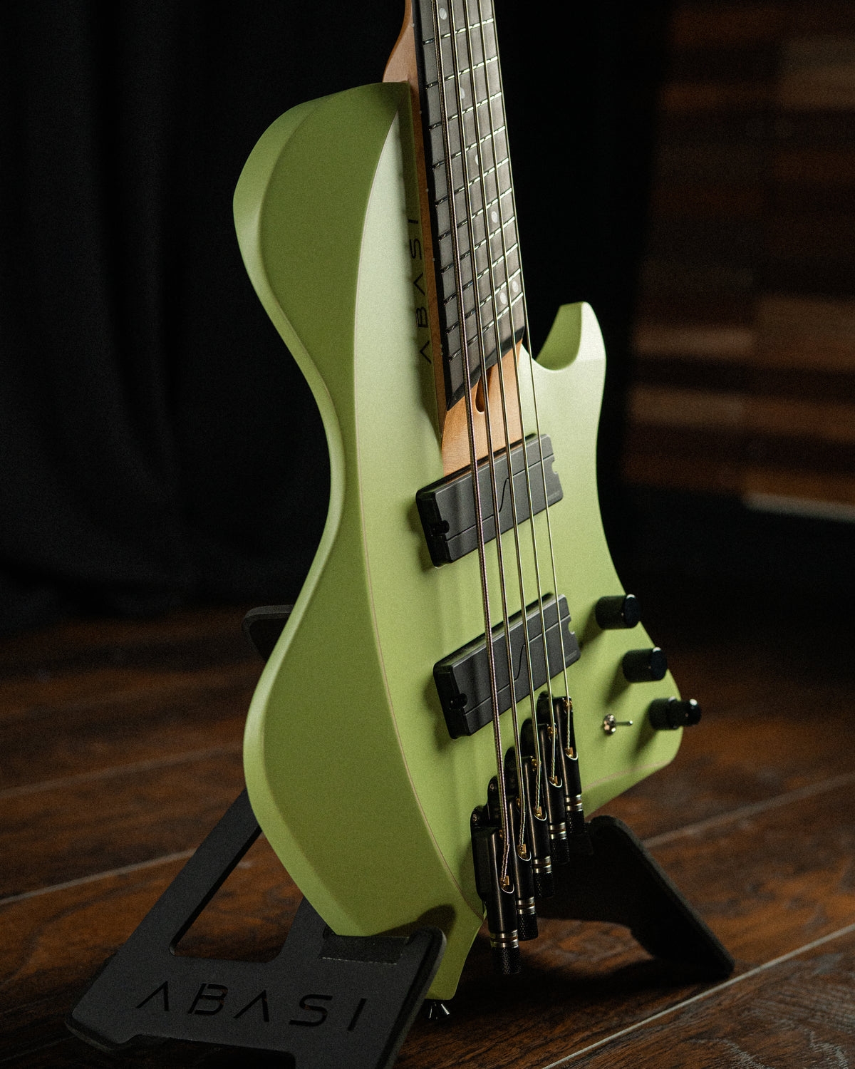 Larada 5 Bass // Master Series // Mint