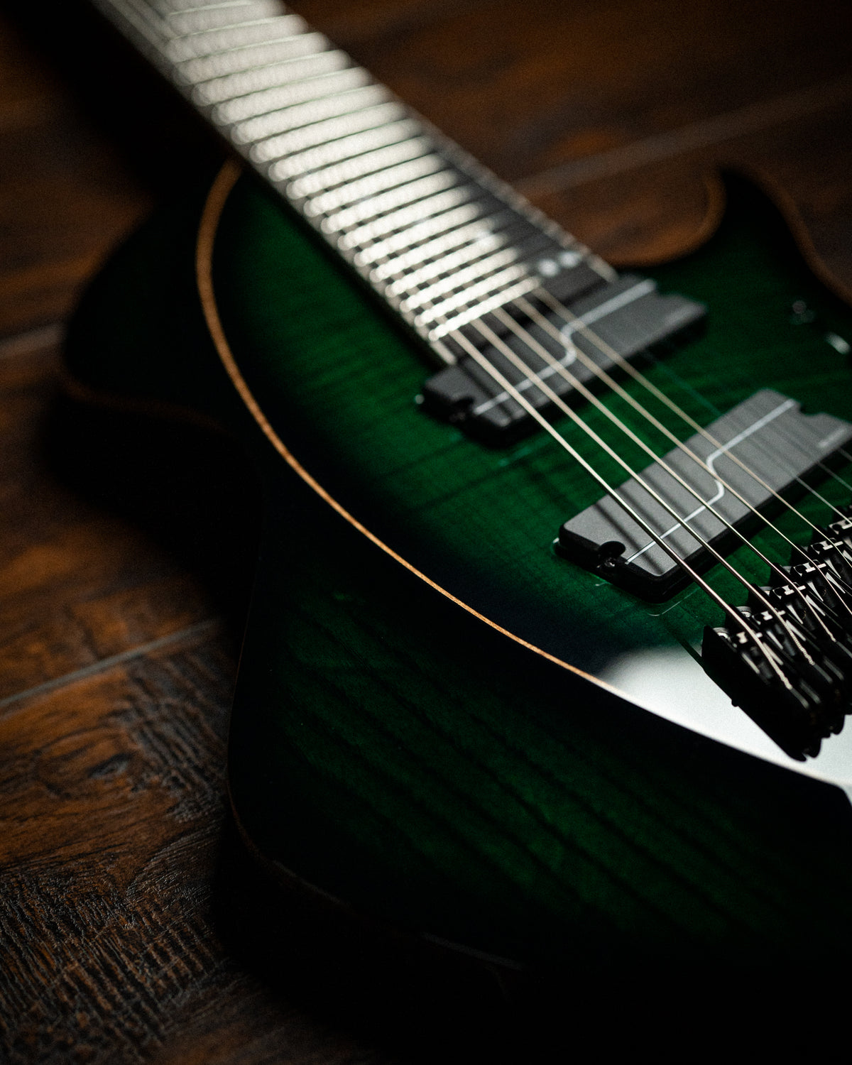 LARADA 8 // Custom // Emeraldburst [Ebony FB]