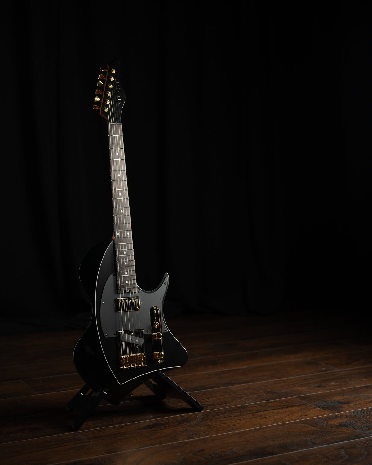SPACE T // Modern // Black Beauty