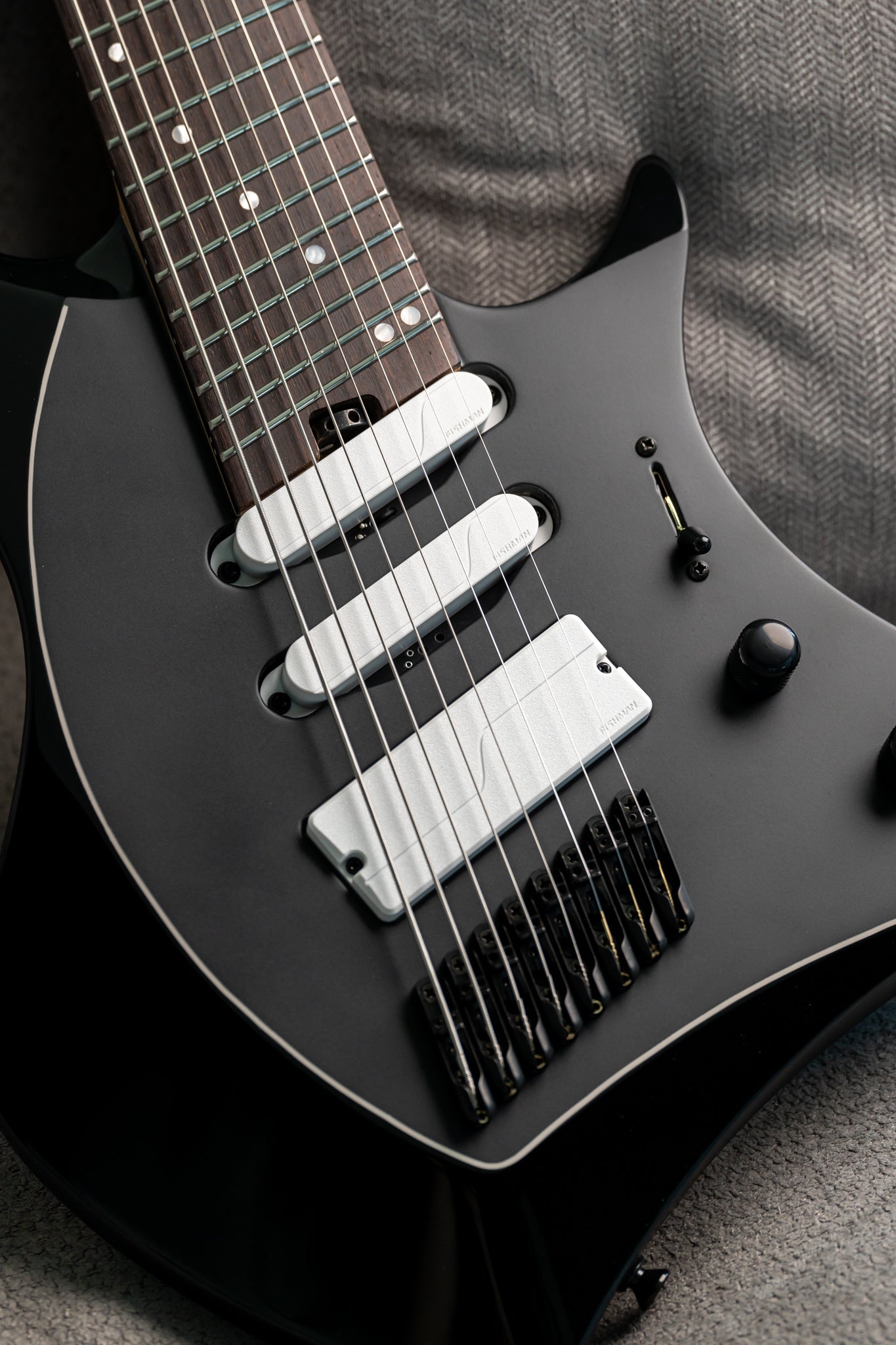 ĒMI 8 // MASTER SERIES // BLACK (White Pickups)