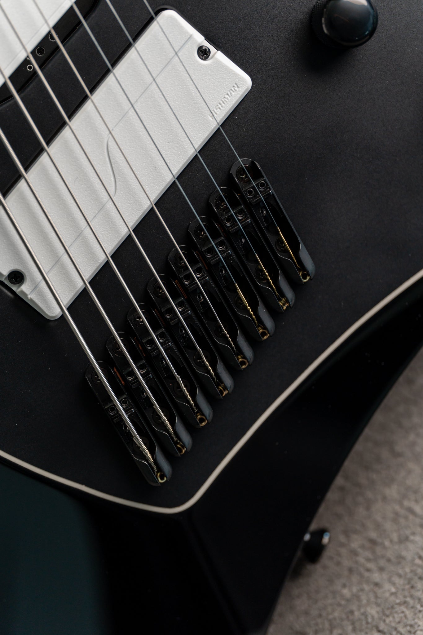 ĒMI 8 // MASTER SERIES // BLACK (White Pickups)