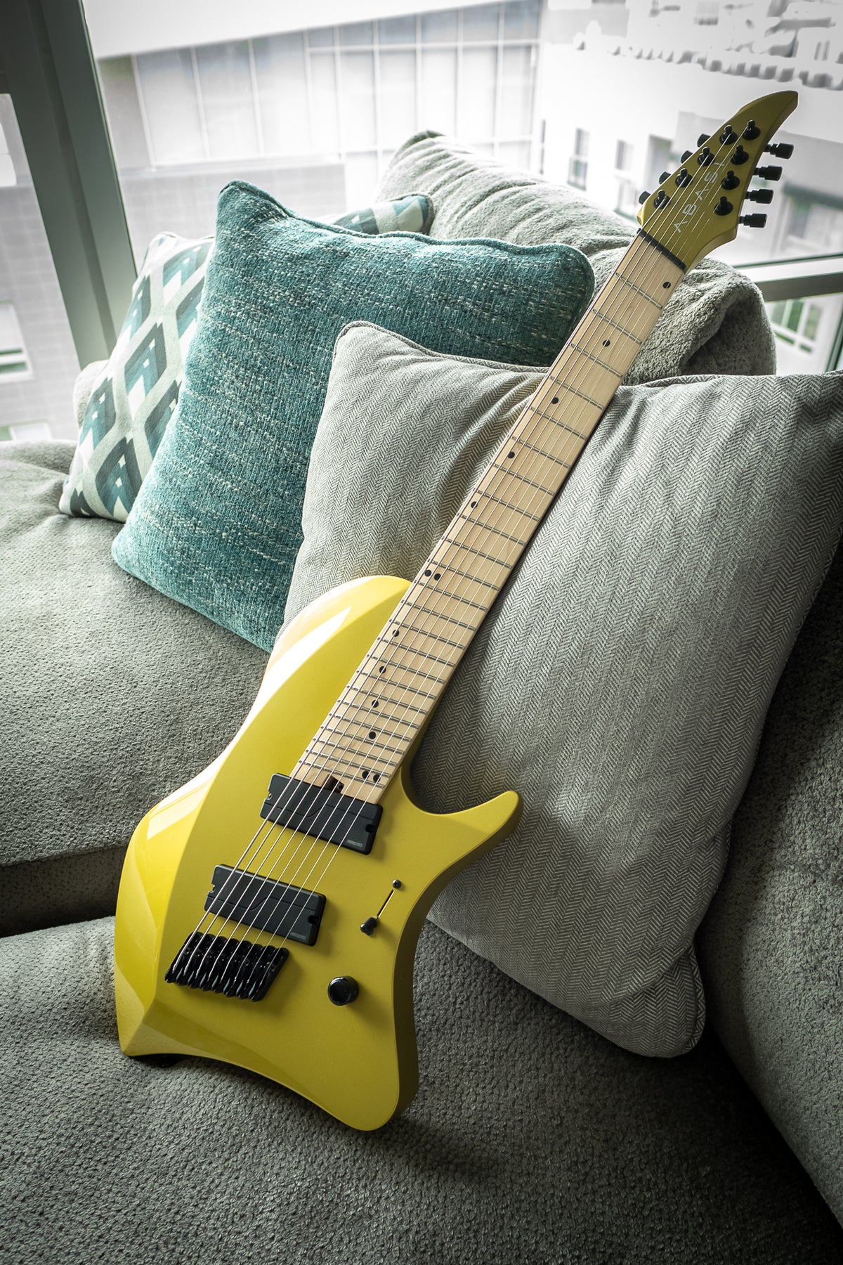 LARADA 8 // Master Series // Chartreuse (Maple FB)