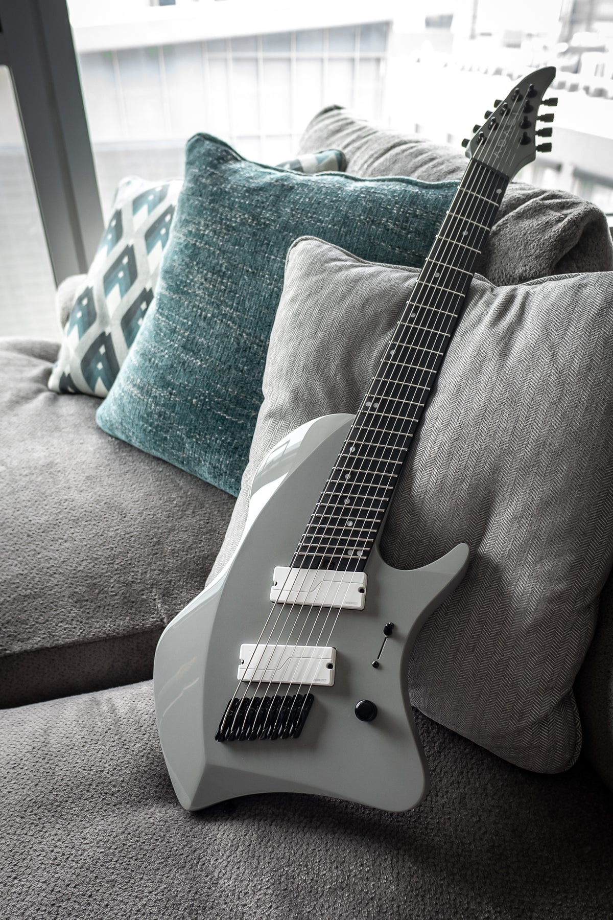 LARADA 8 // Master Series // Chalk