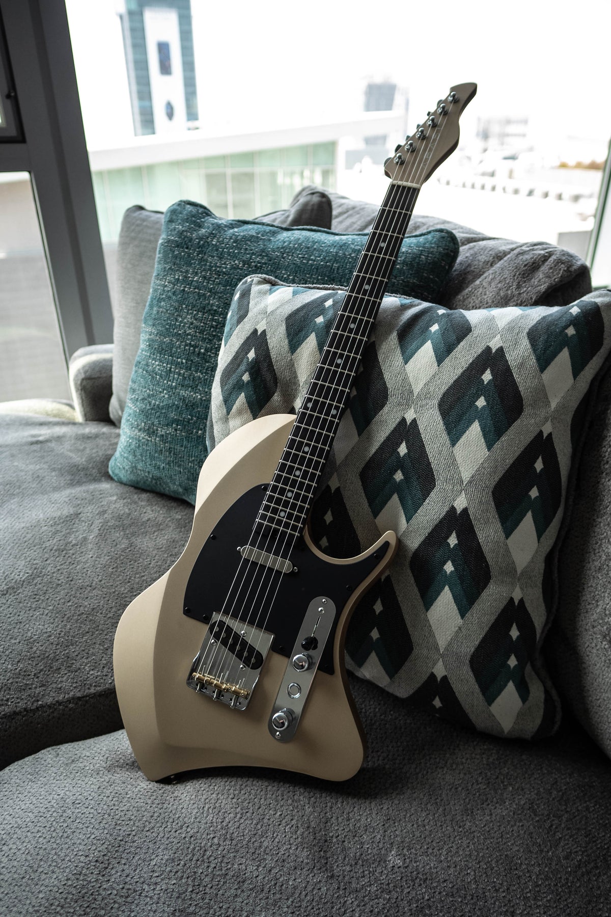 LARADA SPACE T // Champagne (Black Limba)