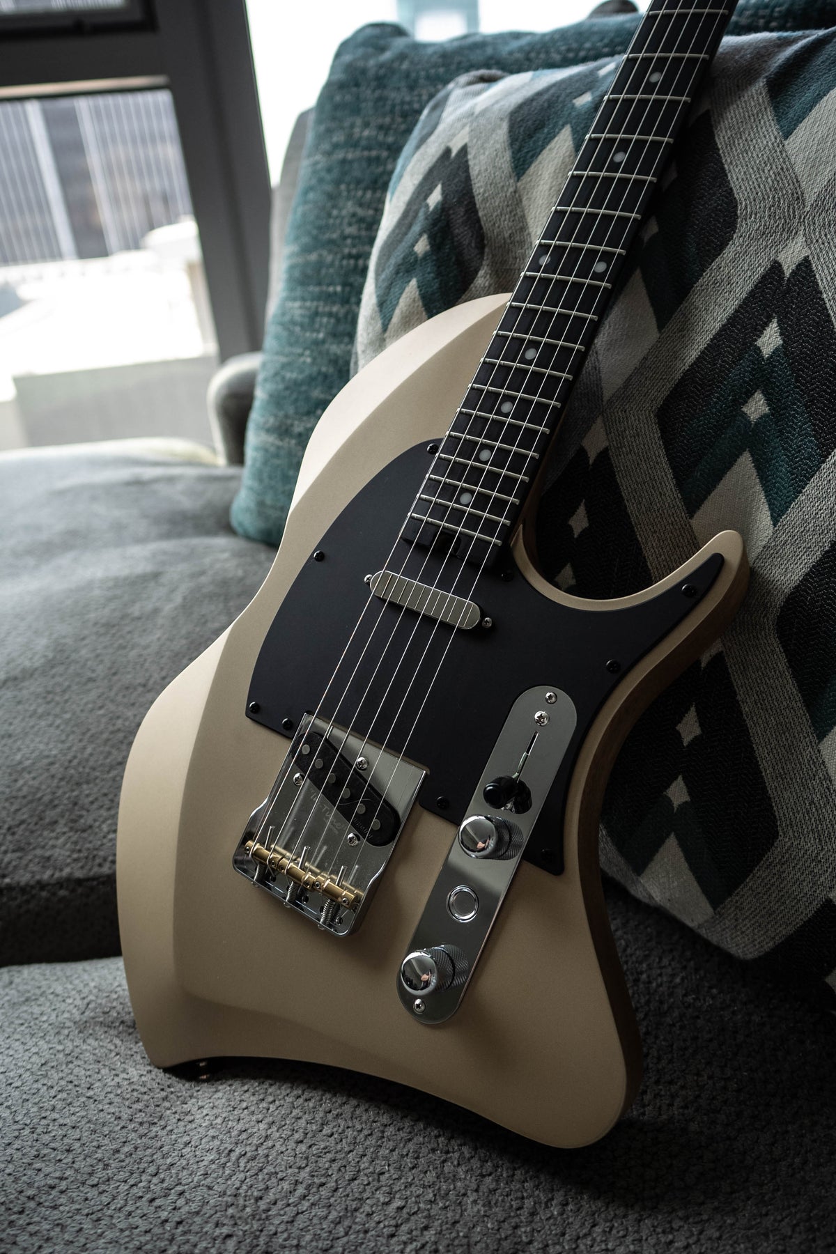 LARADA SPACE T // Champagne (Black Limba)