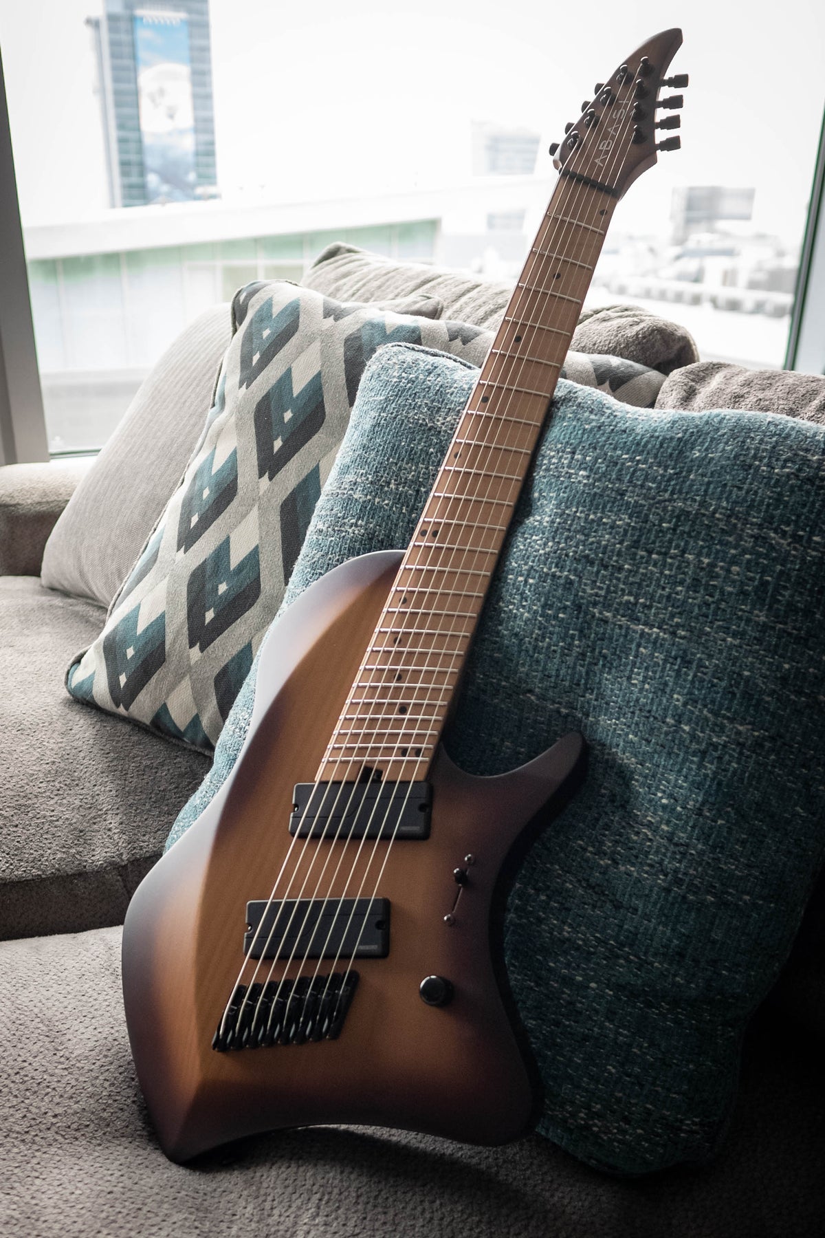 LARADA 8 // Master Series // Violinburst