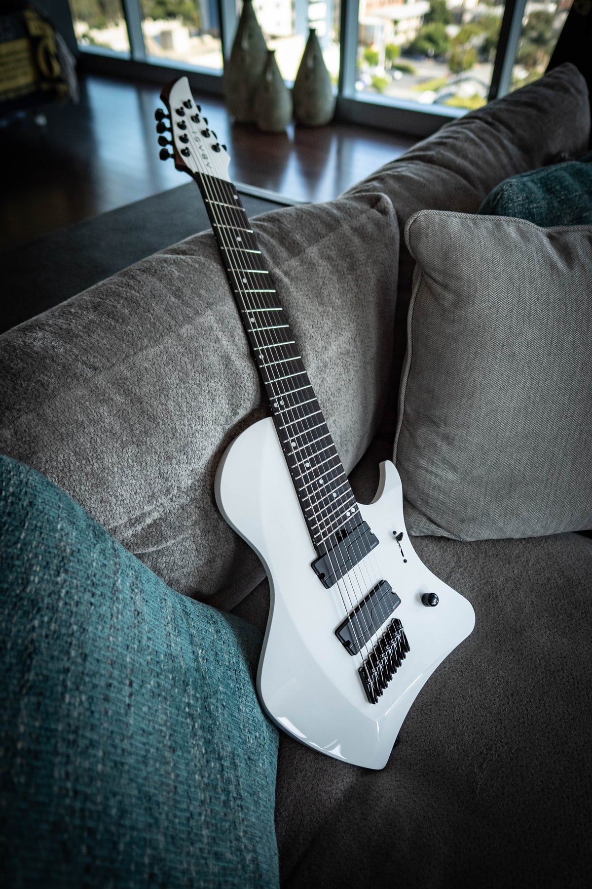 J Larada 8 // Arctic White