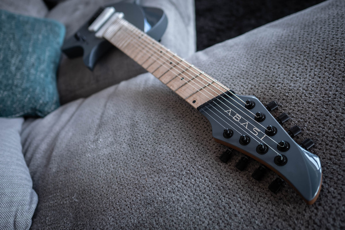 LARADA 8 // Master Series // Graphite Blue