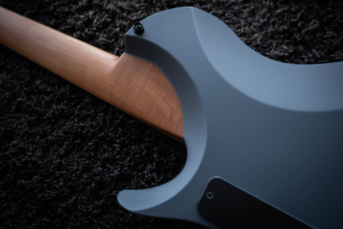 LARADA 8 // Master Series // Graphite Blue