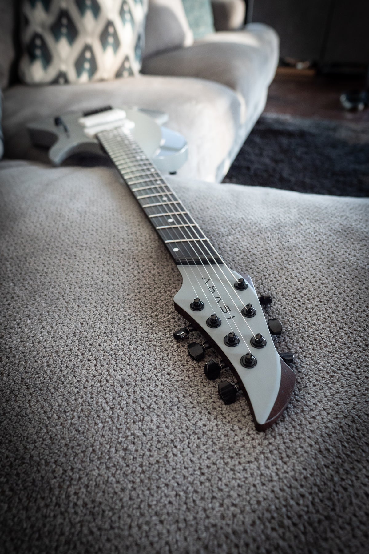 J Larada 7 // Chalk [White PU]