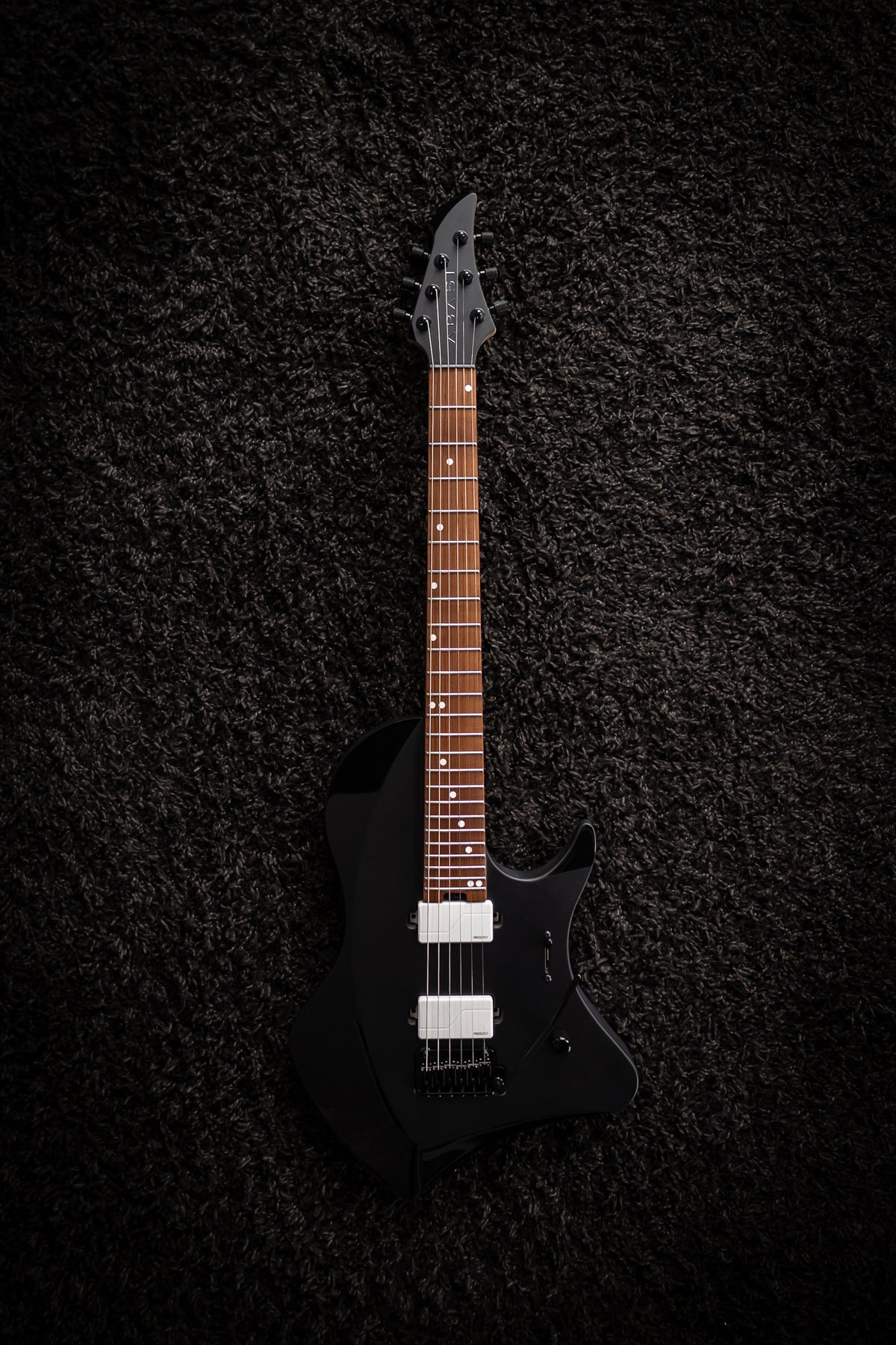 LARADA 6 // Master Series // Black [White PU, Figured Maple]