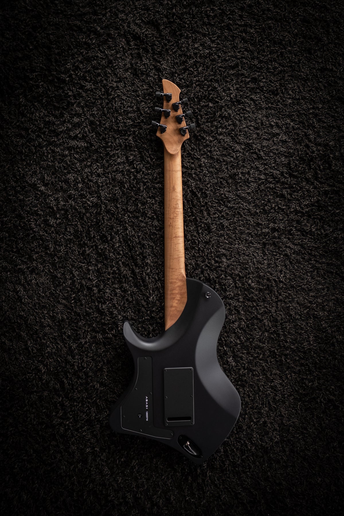 LARADA 6 // Master Series // Black [White PU, Figured Maple]