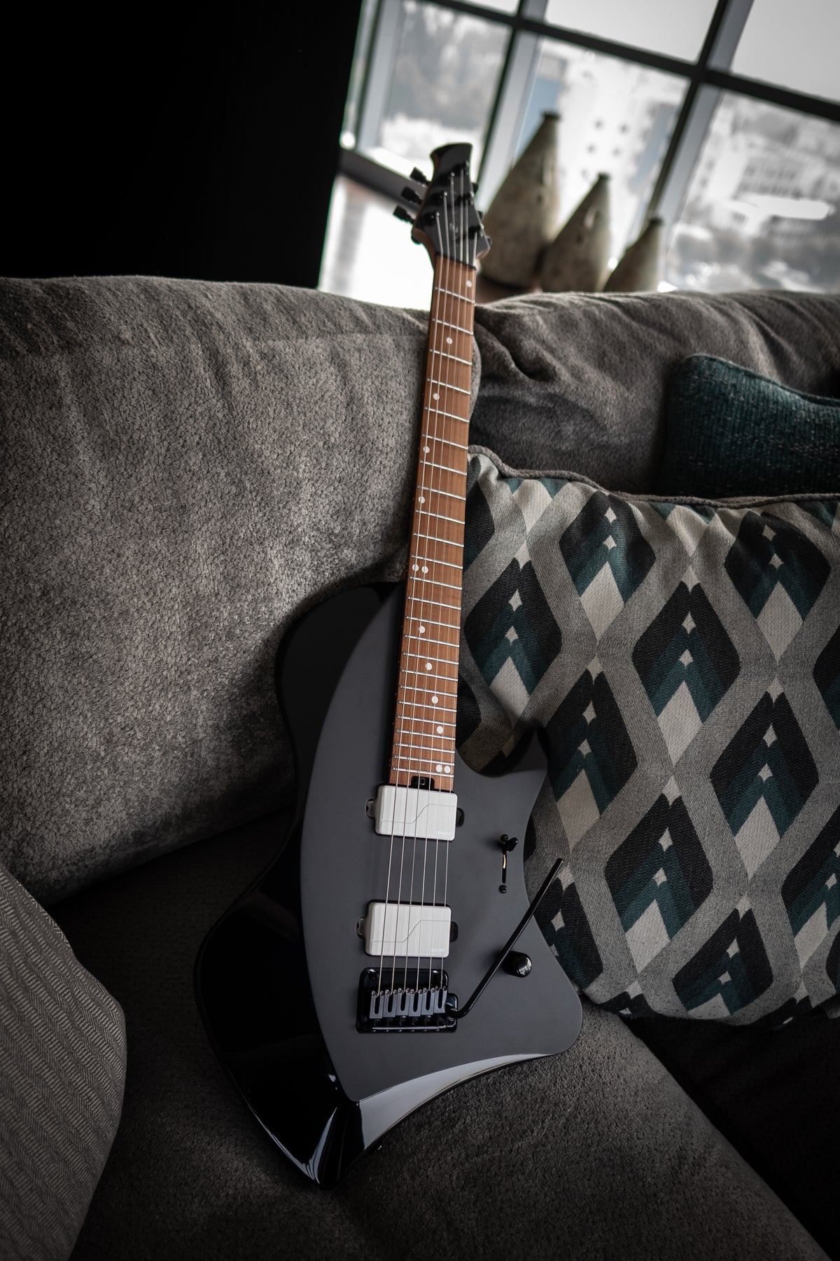 LARADA 6 // Master Series // Black [White PU, Figured Maple]