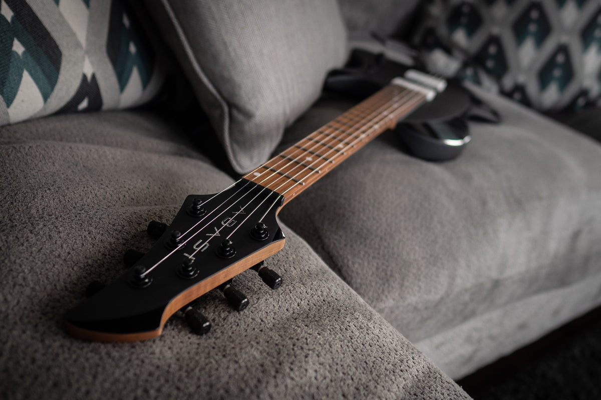 LARADA 6 // Master Series // Black [White PU, Figured Maple]