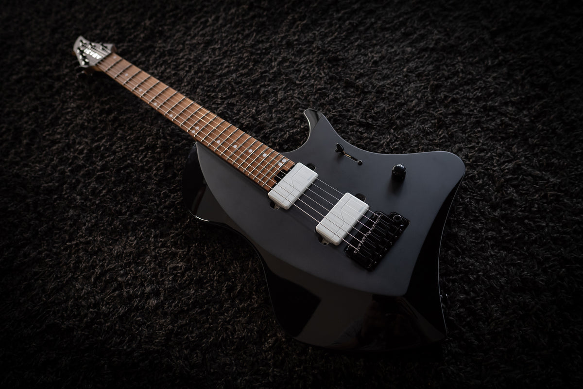 LARADA 6 // Master Series // Black [White PU, Figured Maple]