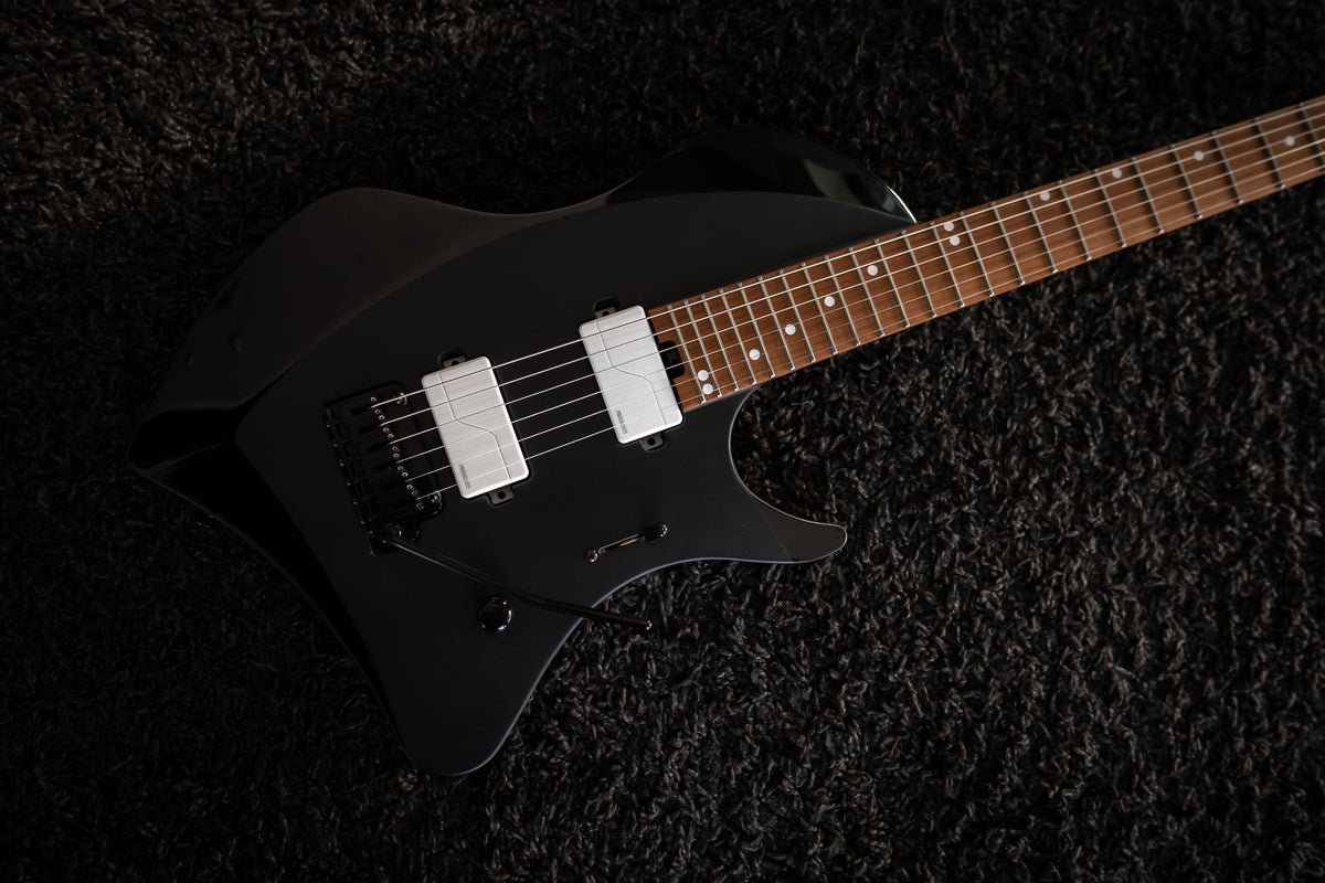 LARADA 6 // Master Series // Black [White PU, Figured Maple]