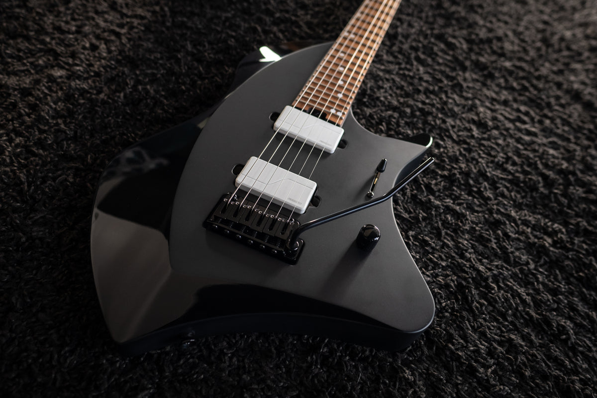 LARADA 6 // Master Series // Black [White PU, Figured Maple]