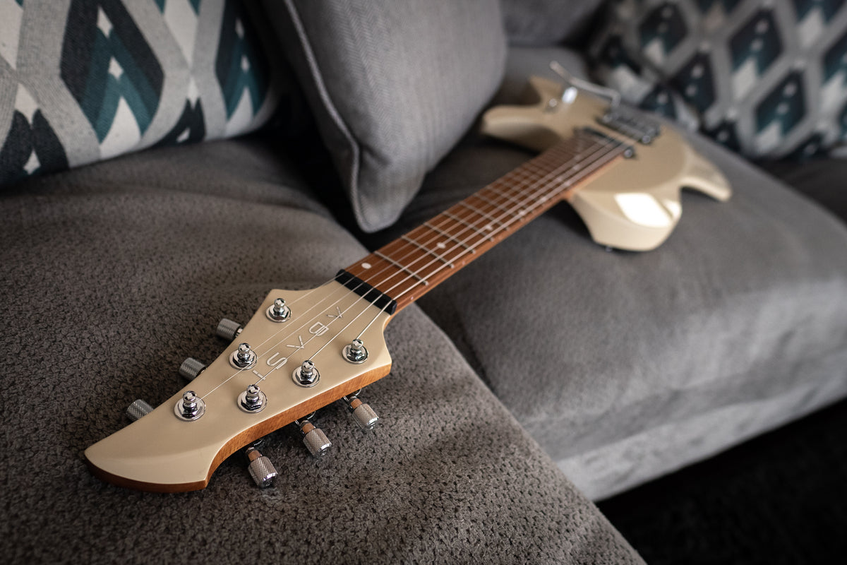 LARADA 6 // Master Series // Latte [Figured Maple]