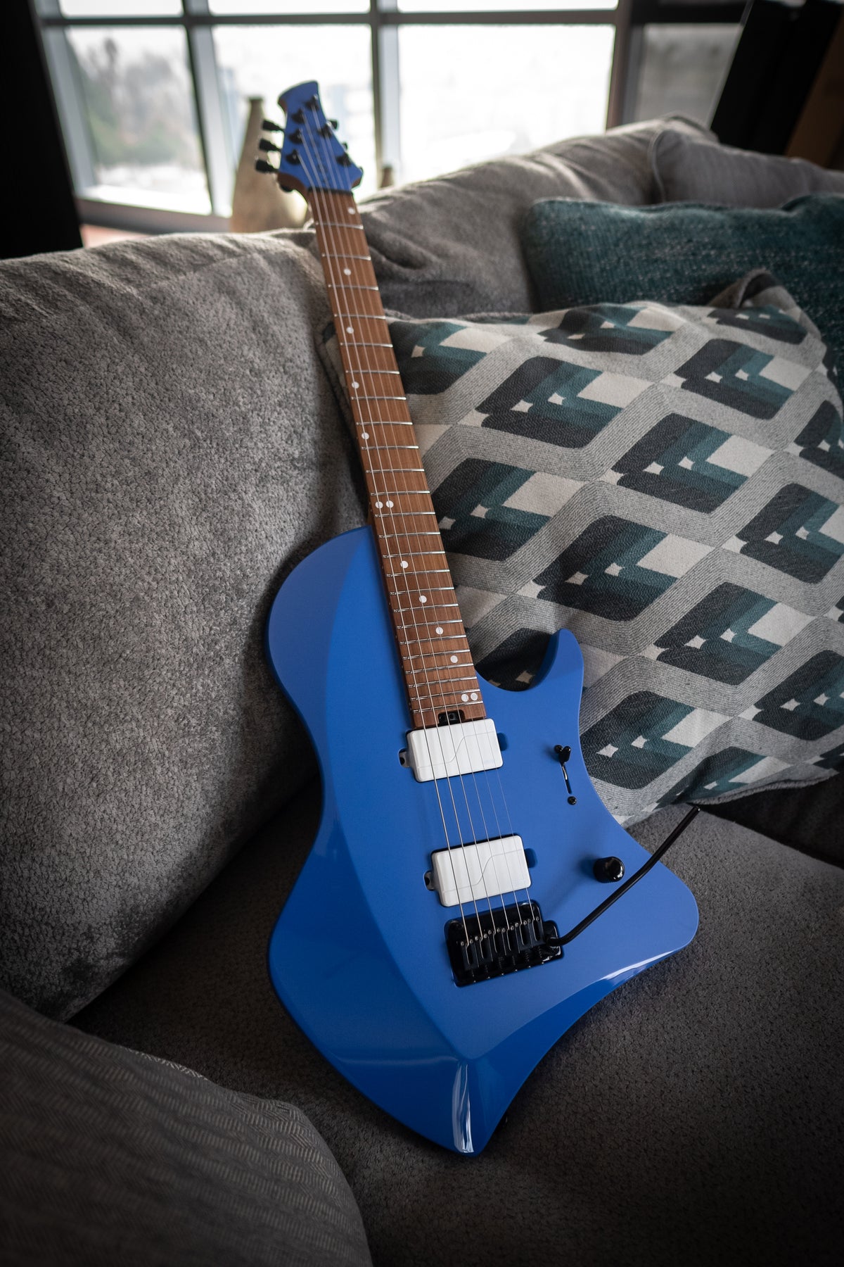 LARADA 6 // Master Series // Clarion Blue [Figured Maple]