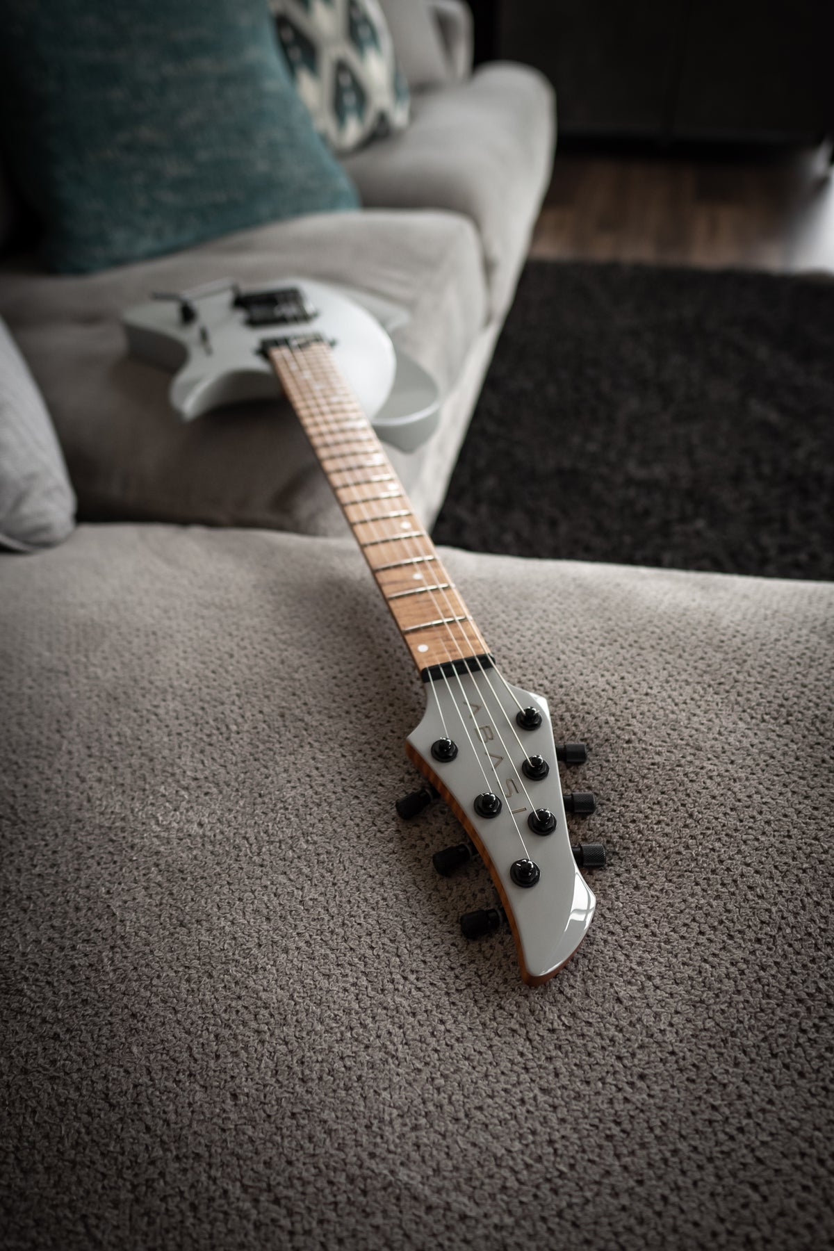 LARADA 6 // Master Series // Chalk