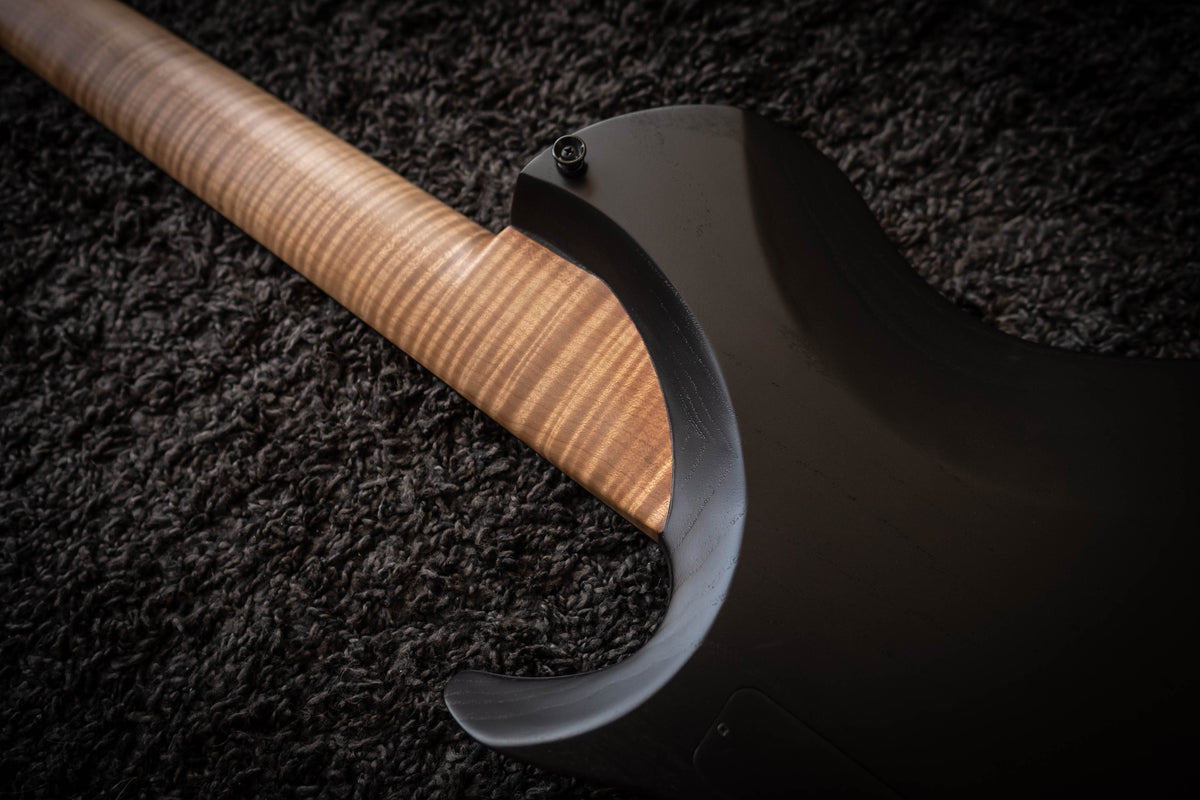 LARADA 8 // Master Series // Sombria (Swamp Ash)