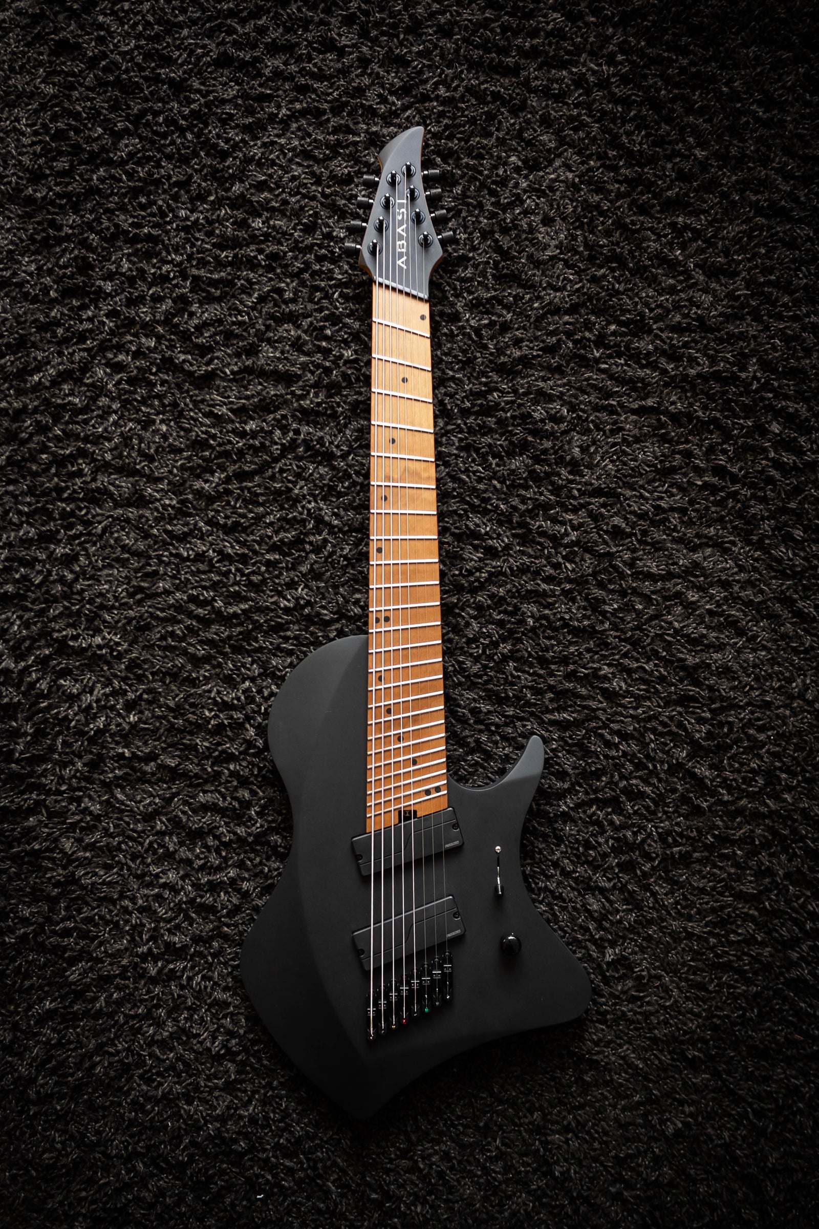 LARADA 8 // Master Series // Stealth Black (Roasted Maple)