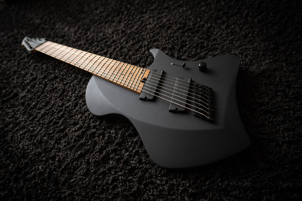 LARADA 8 // Master Series // Stealth Black (Roasted Maple)
