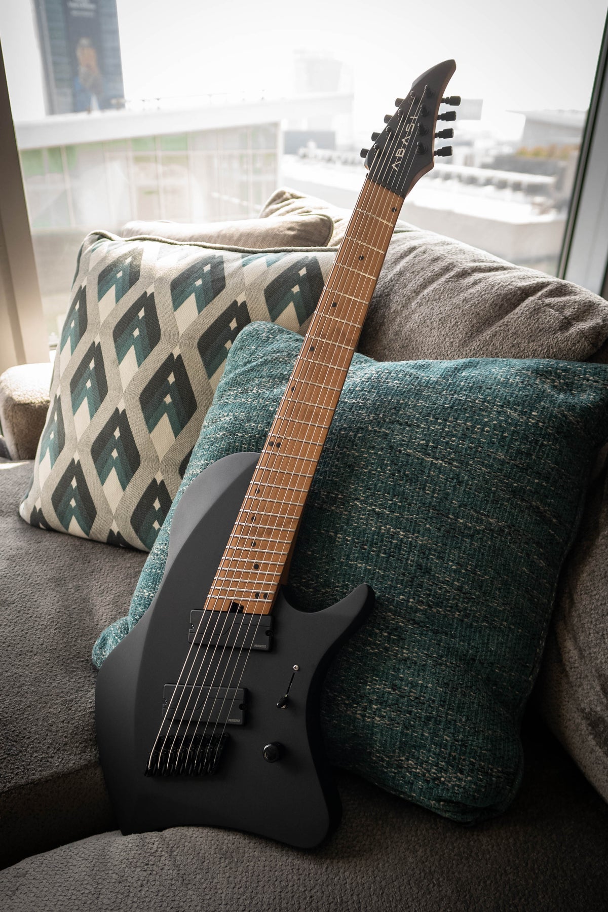 LARADA 8 // Master Series // Stealth Black (Roasted Maple)