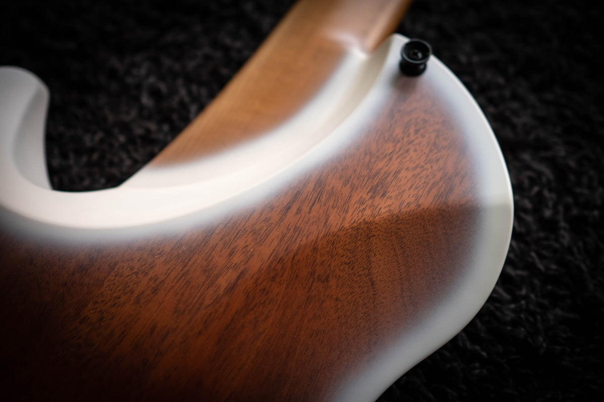 LARADA 8 // Master Series // Whiteburst