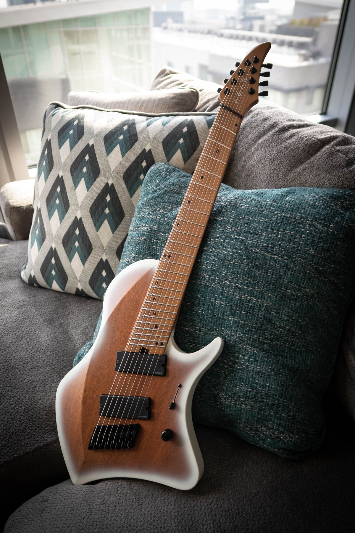 LARADA 8 // Master Series // Whiteburst