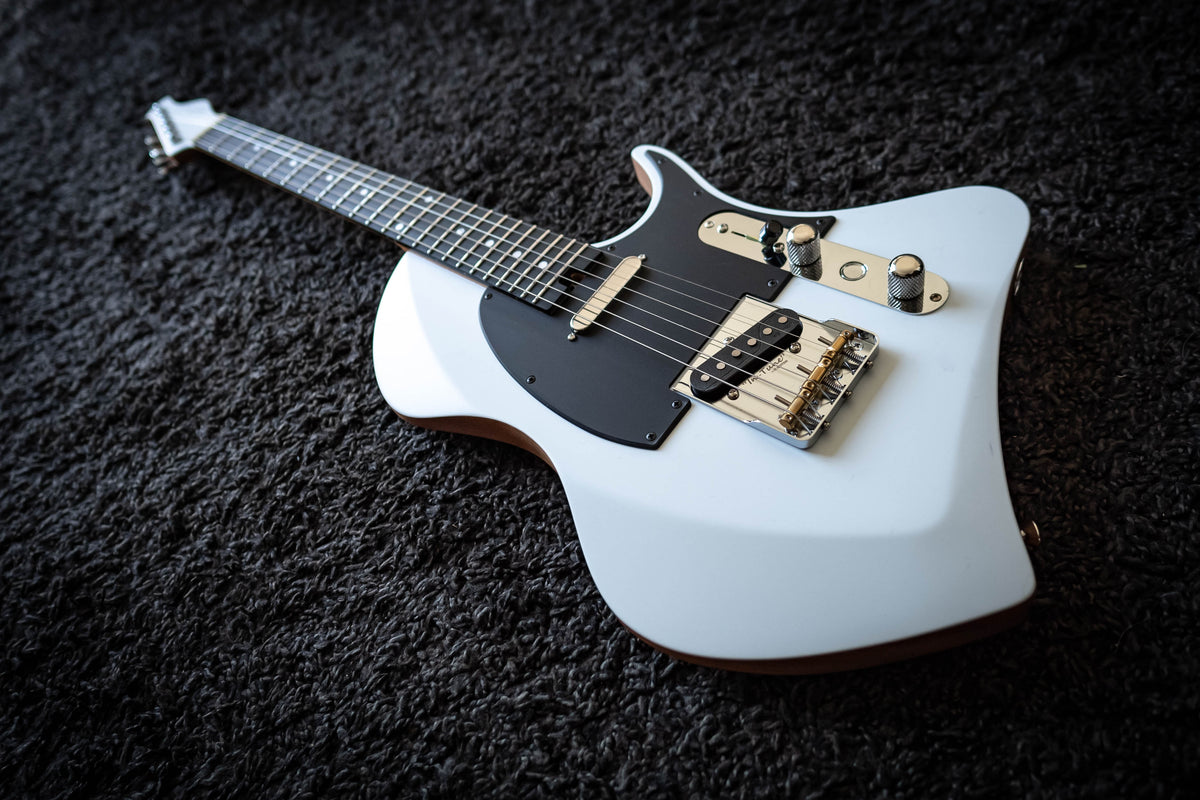 LARADA SPACE T // Arctic White