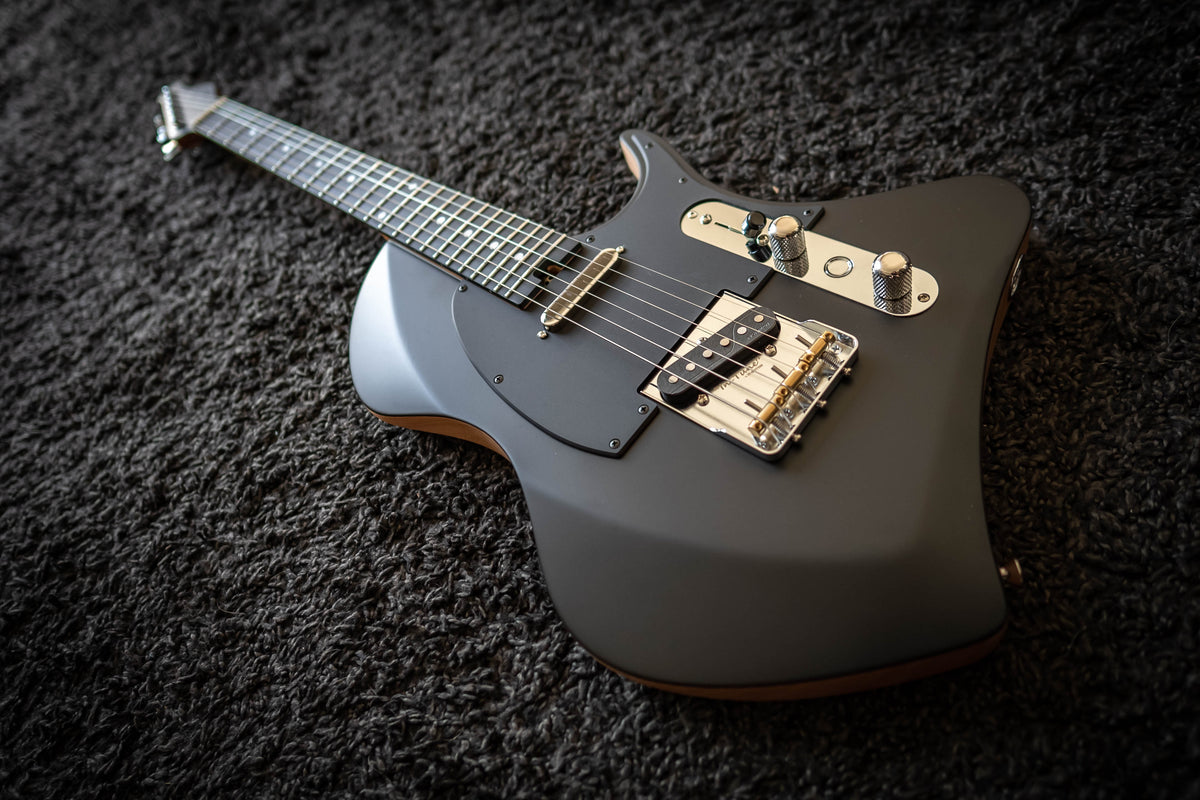 LARADA SPACE T // Black Raven