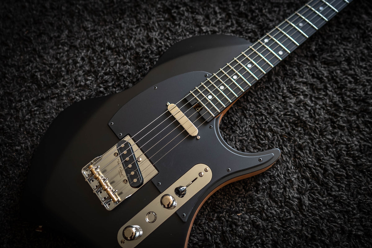 LARADA SPACE T // Black Raven