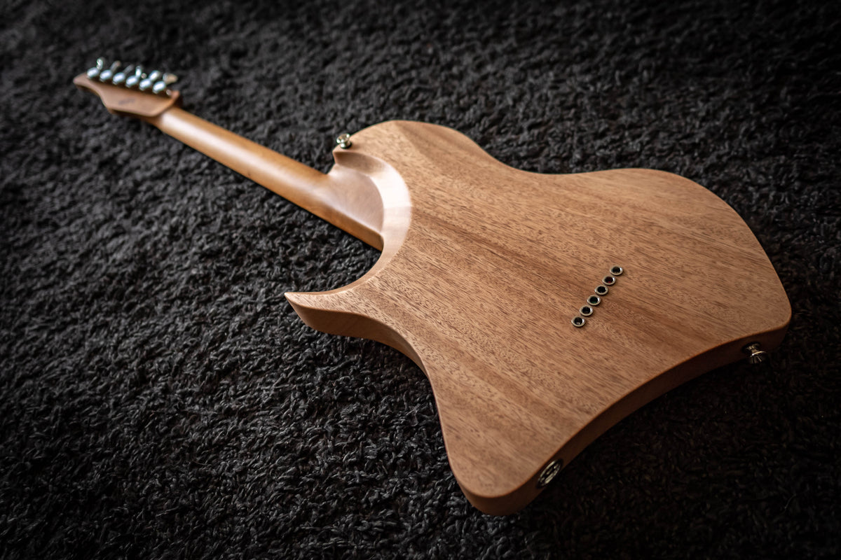 LARADA SPACE T // Black Raven