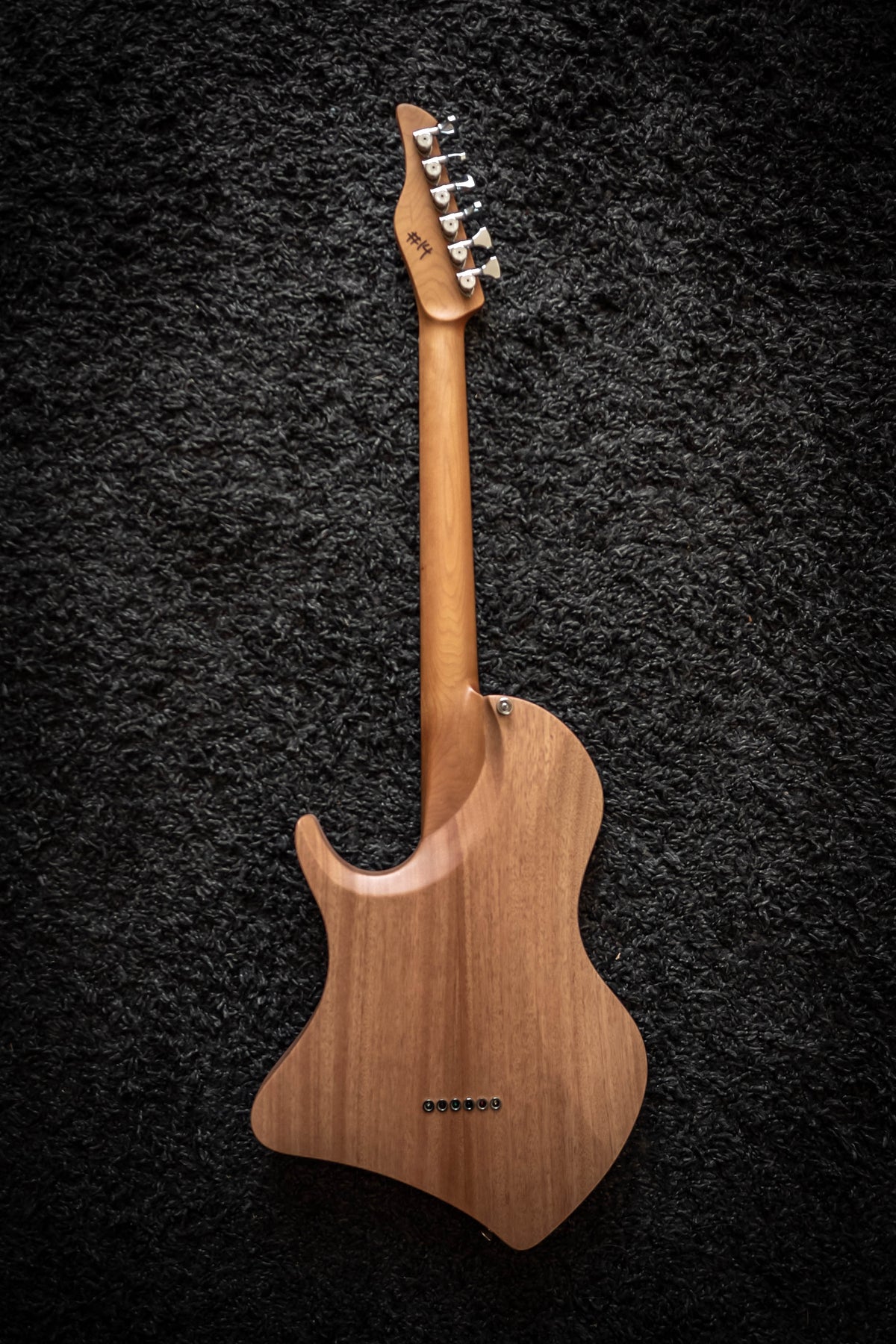 LARADA SPACE T // Black Raven