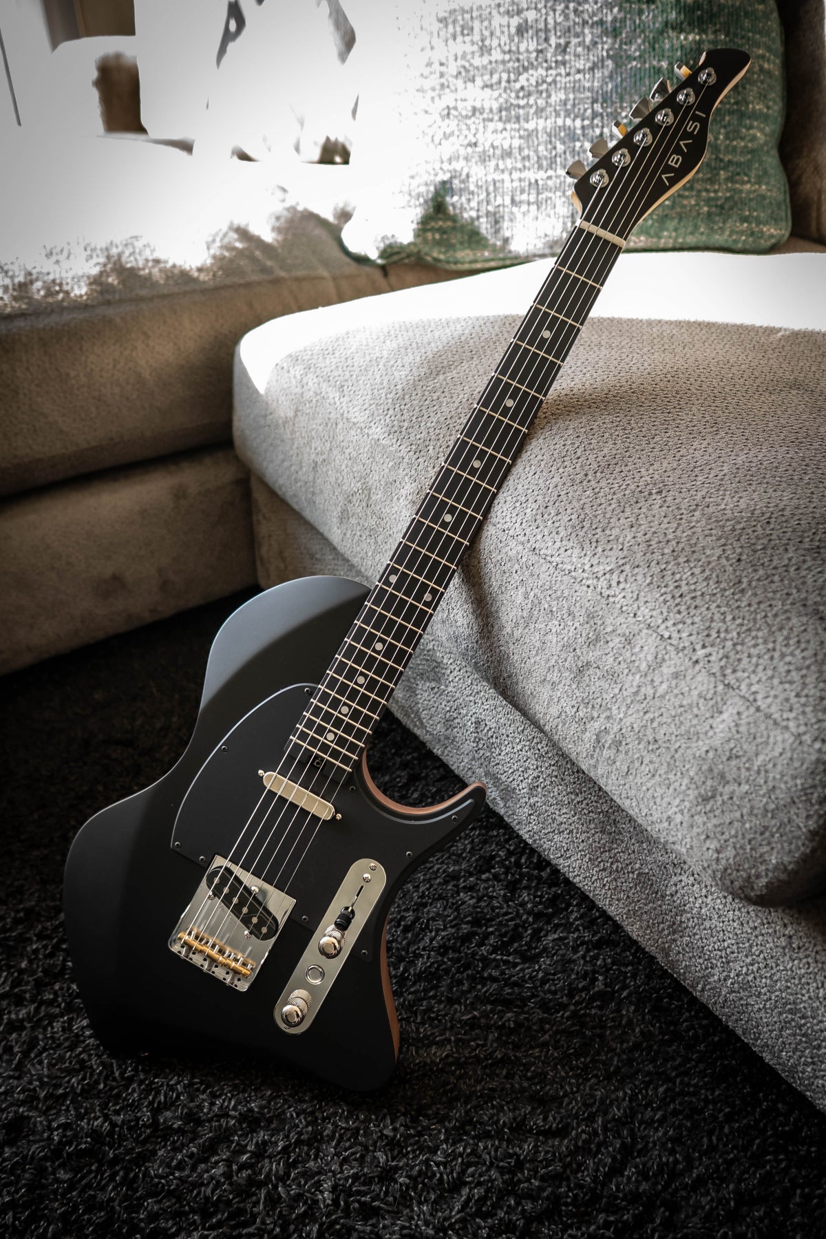 LARADA SPACE T // Black Raven