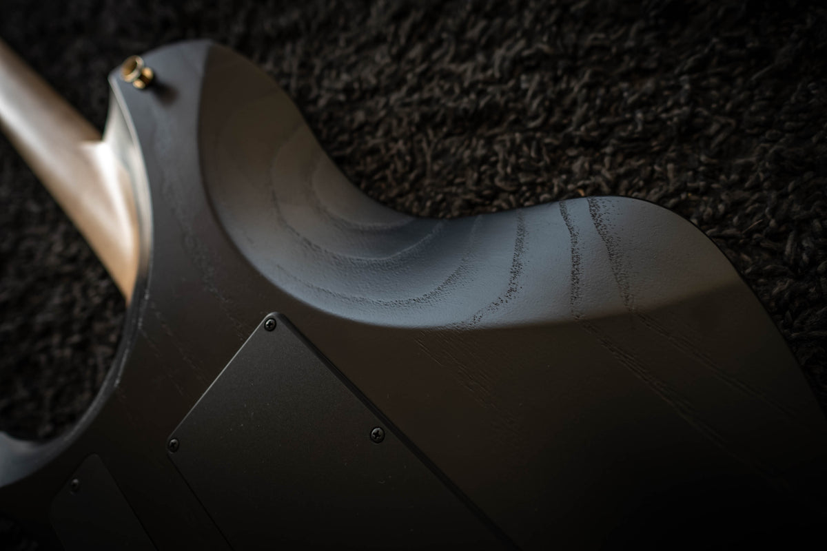 LARADA 6 Spartan // Black Beauty