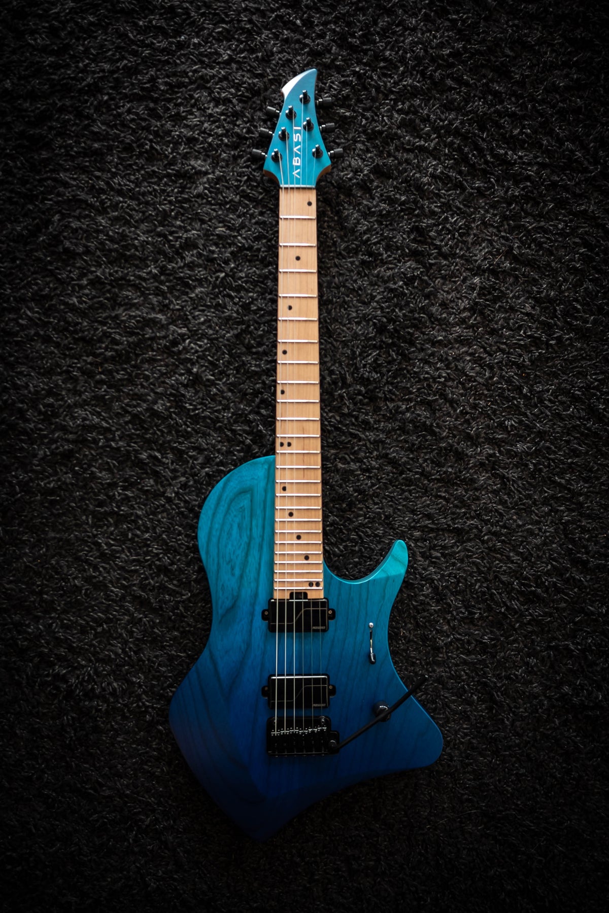 LARADA 6 Spartan // Aqua Dip [Black Hardware]