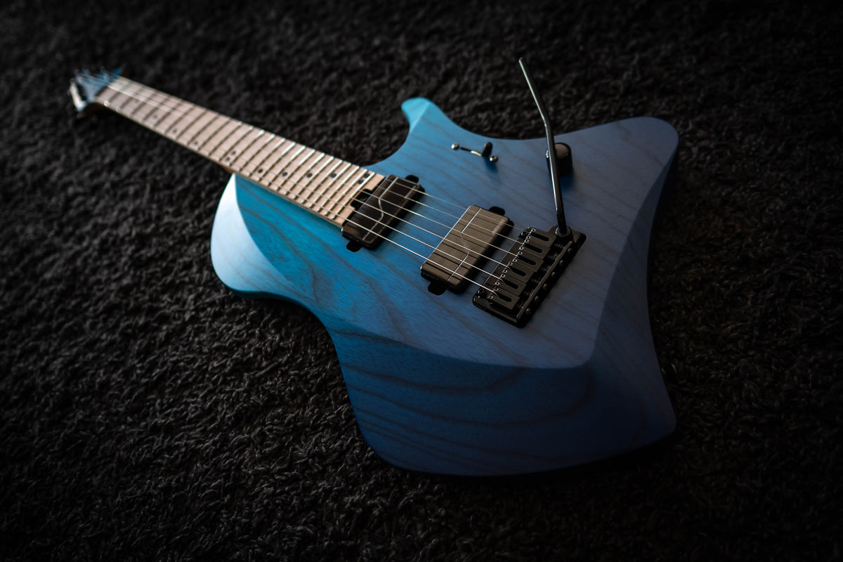 LARADA 6 Spartan // Aqua Dip [Black Hardware]