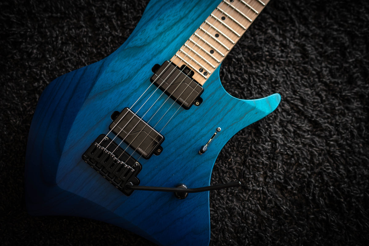 LARADA 6 Spartan // Aqua Dip [Black Hardware]