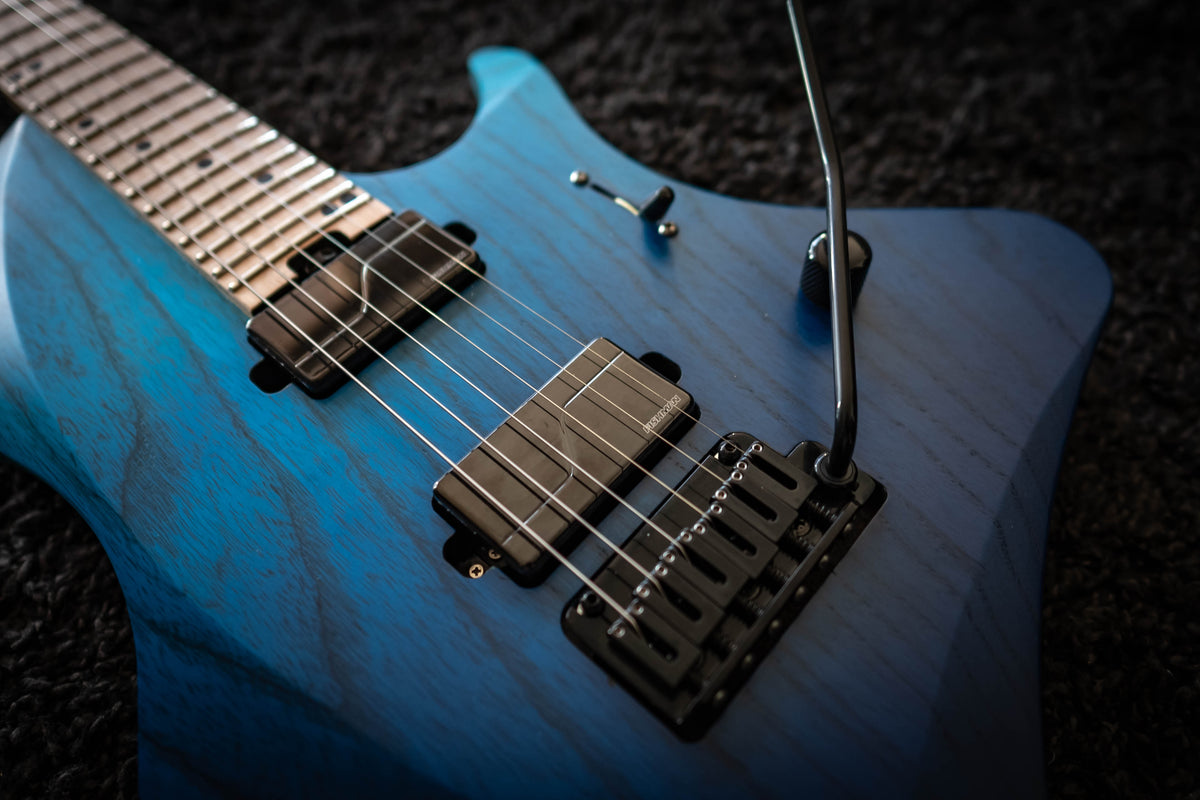 LARADA 6 Spartan // Aqua Dip [Black Hardware]