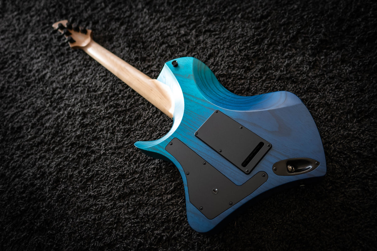 LARADA 6 Spartan // Aqua Dip [Black Hardware]