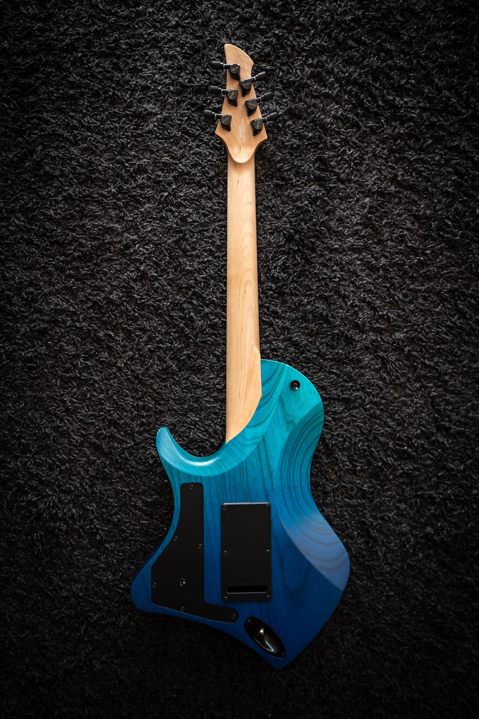 LARADA 6 Spartan // Aqua Dip [Black Hardware]