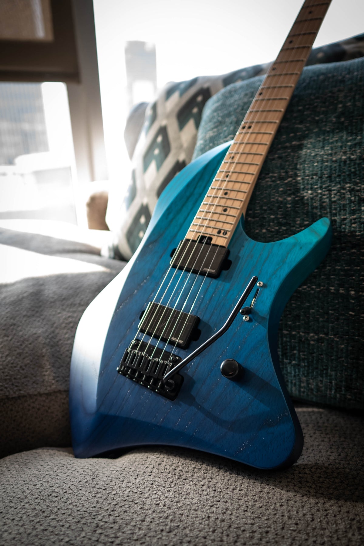 LARADA 6 Spartan // Aqua Dip [Black Hardware]