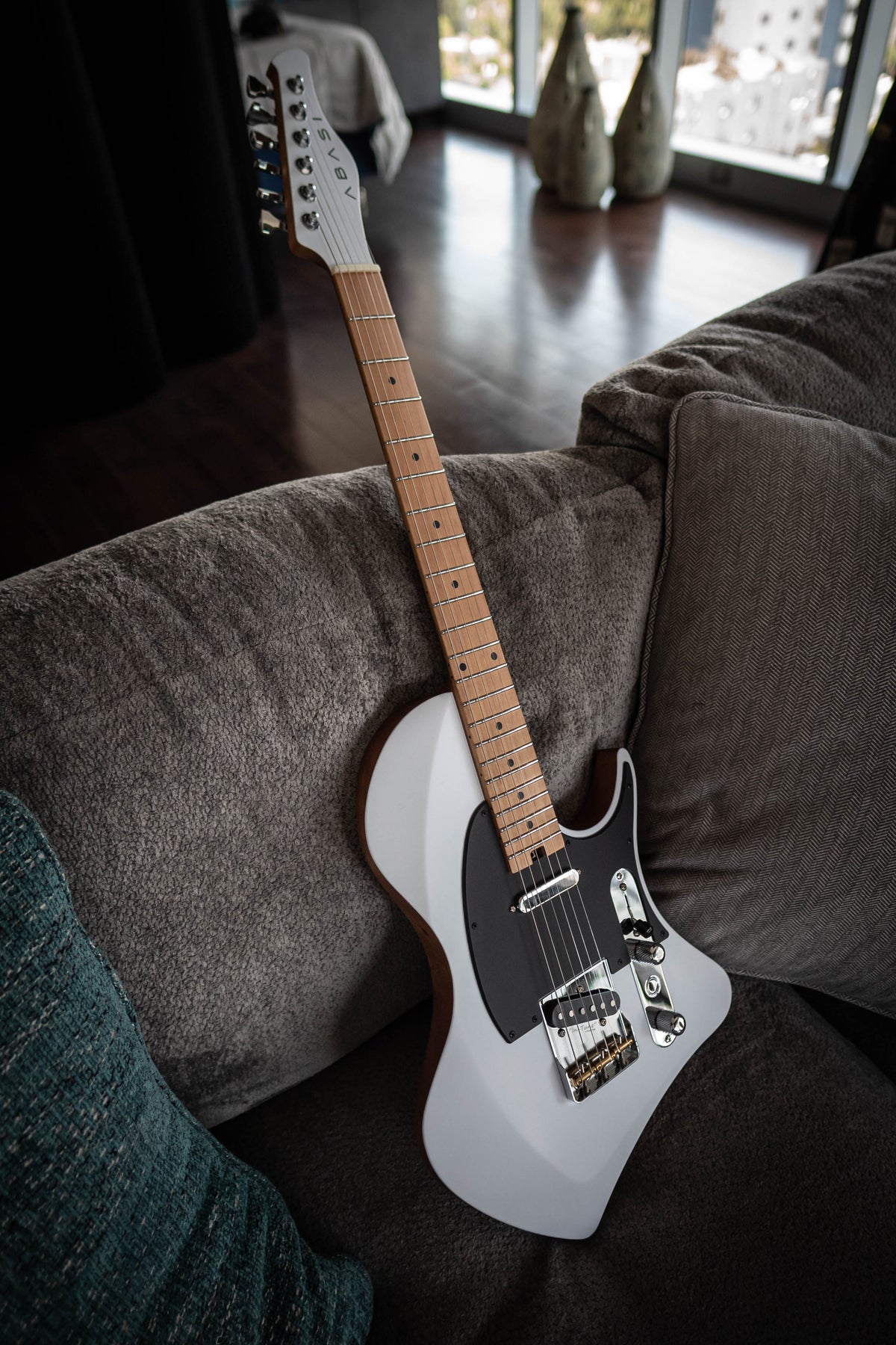 LARADA SPACE T // Arctic White (Roasted Maple FB)