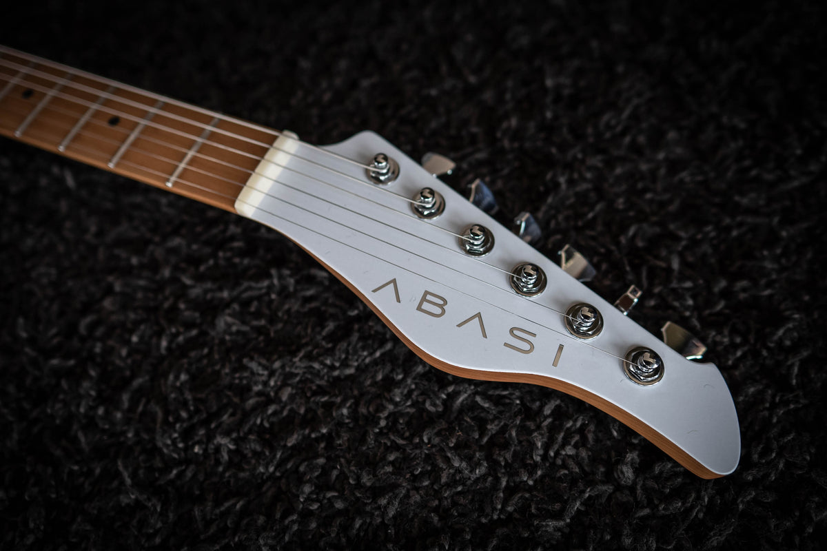 LARADA SPACE T // Arctic White (Roasted Maple FB)